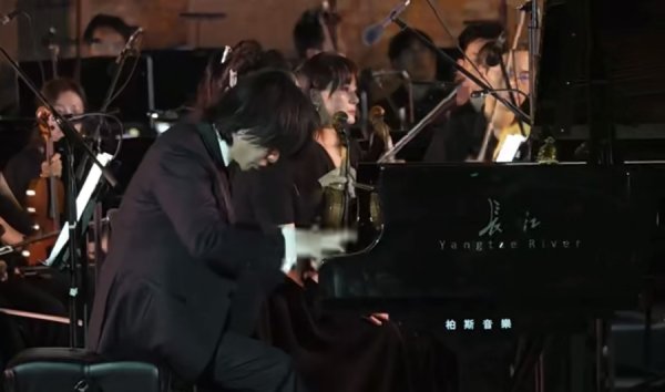 跟投之家 四行仓库前《黄河》澎湃奏响，钢琴家宋思衡：作为中国人民，骄傲！