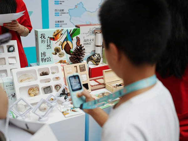 华城融 学而思开放日直击：北大博士带小学生“玩转”古生物，揭秘AI时代的自然教育新实践
