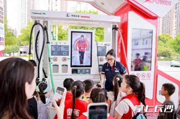 括普投资 数字人机器人上岗加油，懂你的消费偏好