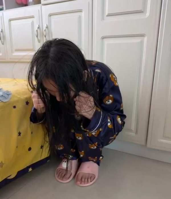 亚晶金融 “初三女生在校被同学殴打13次，后确诊精神分裂”新进展：额尔古纳市启动全面复查